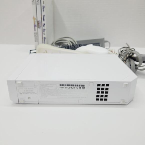 Nintendo Wii System Console (RVL-001) Controller Nunchuck Cords and 3 Games - Picture 11 of 11